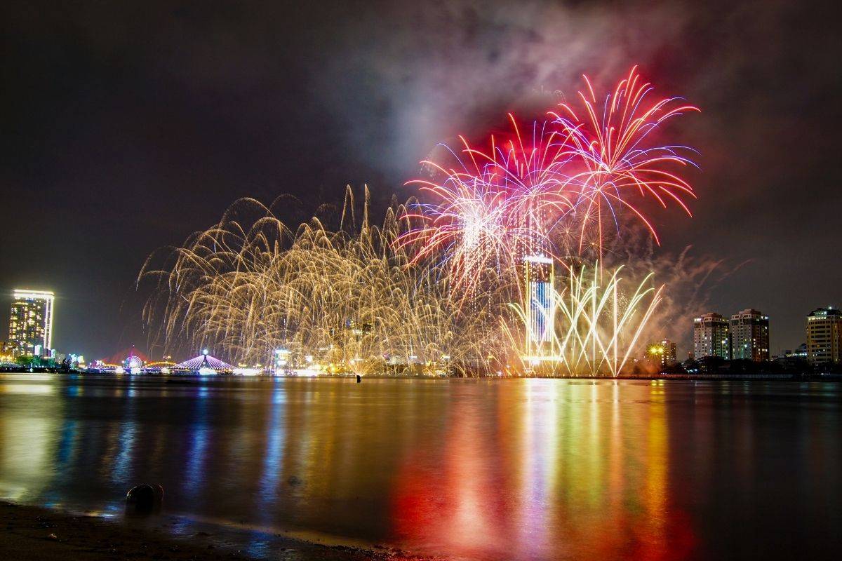 Da Nang International Fireworks Festival 2026 over the Han River