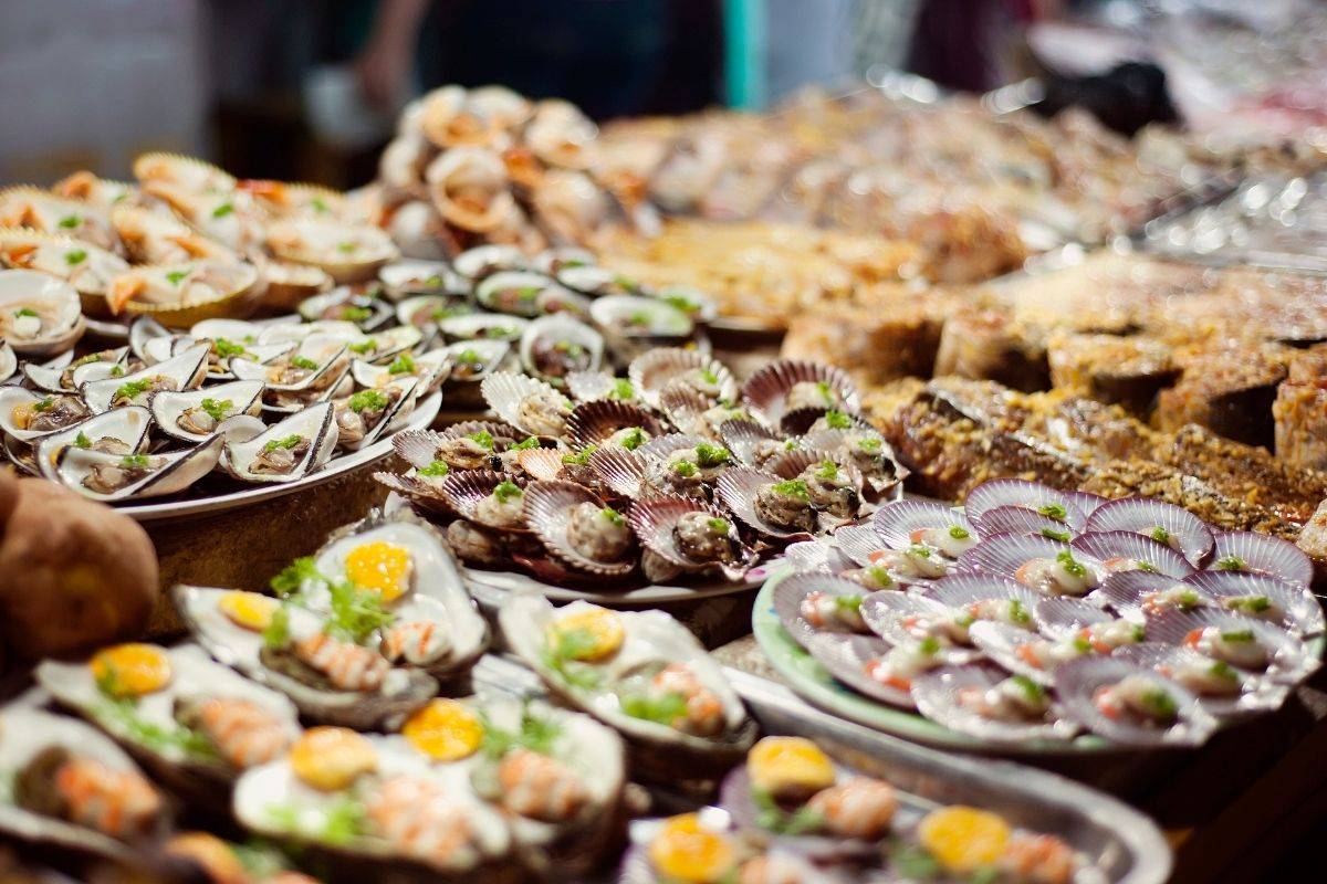A variety of fresh seafood dishes near My Khe Beach