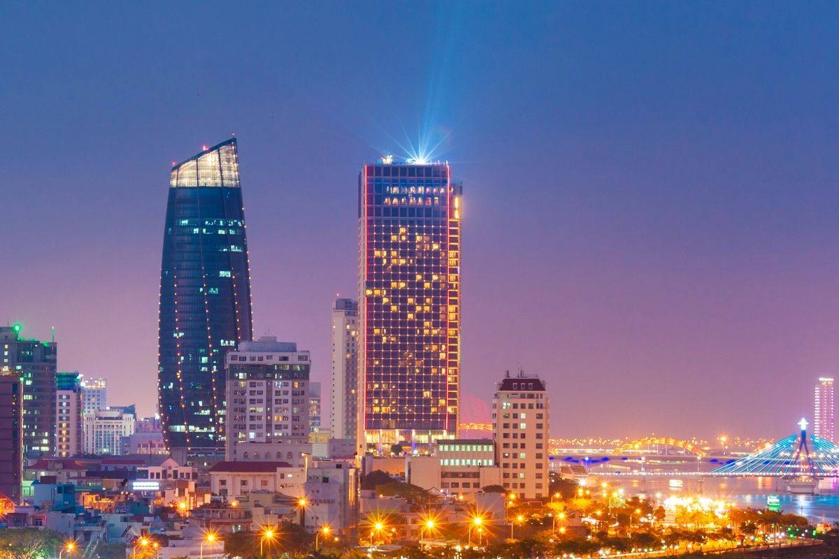 Novotel Danang Premier Han River nổi bật giữa Đà Nẵng về đêm