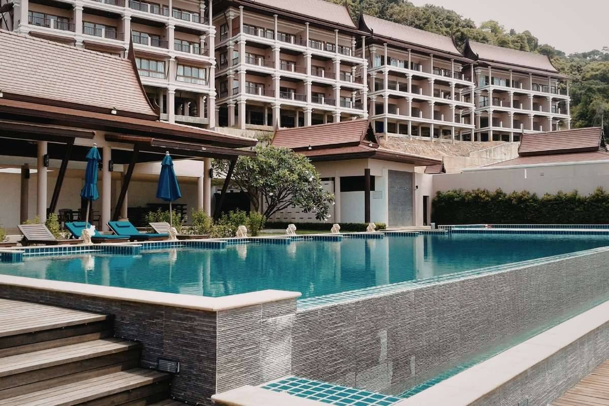 Hồ bơi tại Pullman Danang Beach Resort cạnh tòa nghỉ dưỡng