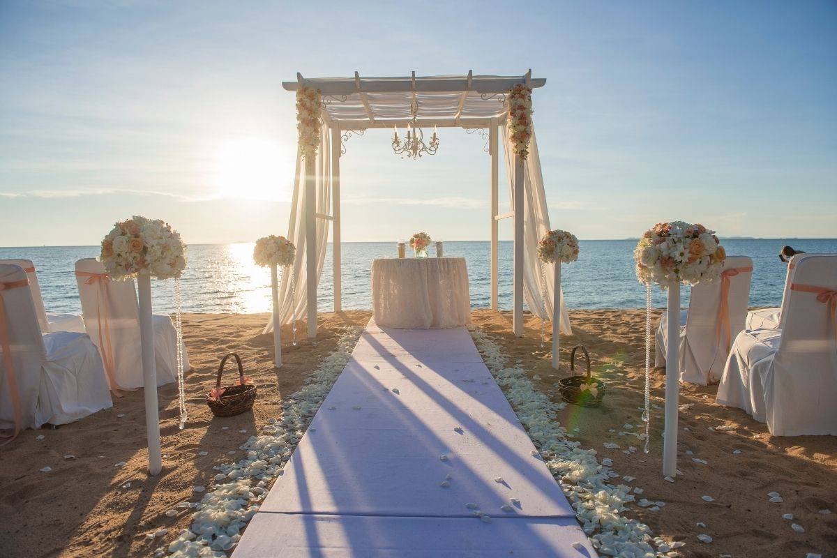 luxury beachfront wedding at Pullman Danang Beach Resort