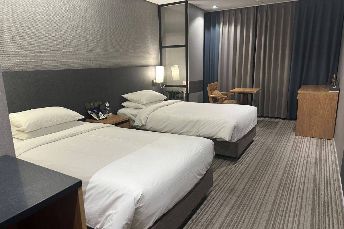Novotel Danang Premier Han River の客室の高級感あるインテリア