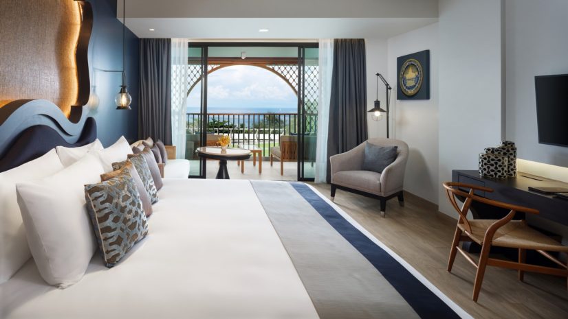 premier-room-sea-view-1-king-bed-balcony