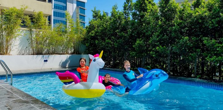 kids-with-inflatables-in-the-pool