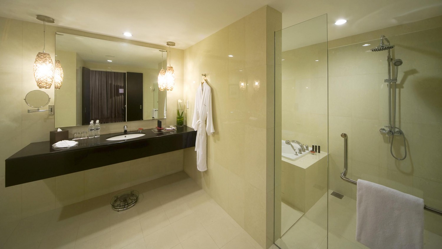 Pullman Kuching - Premier Suite Bathroom