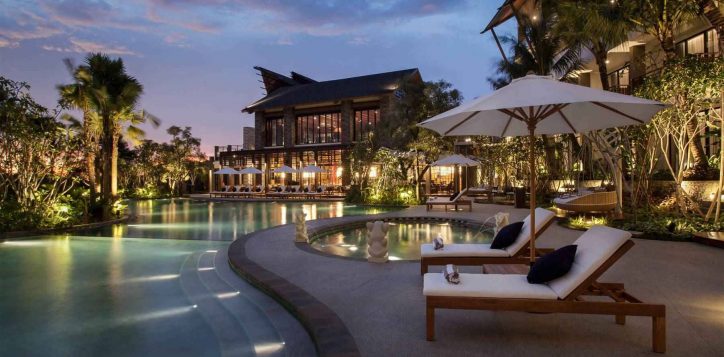 family-pool-pullman-ciawi-at-night