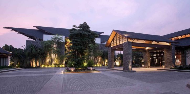 pullman-ciawi-lobby-night
