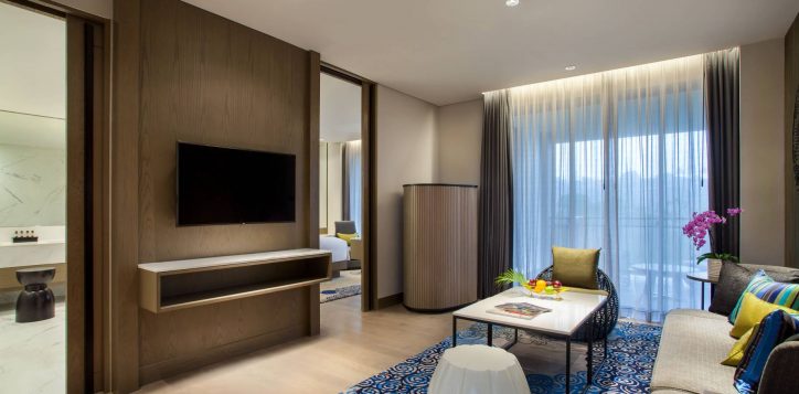 executive-suite-living-room