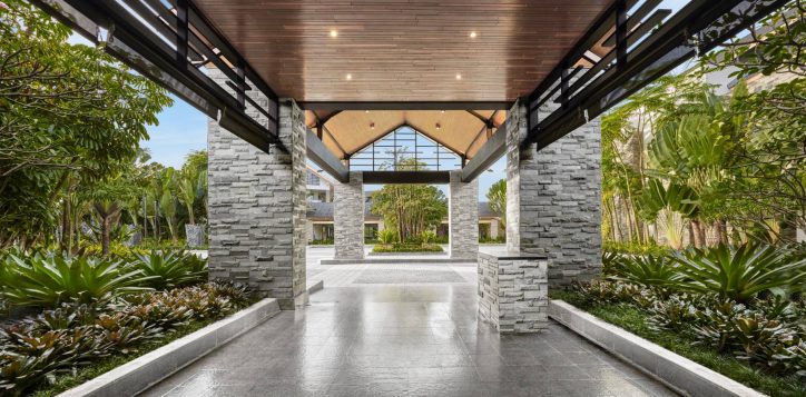 lobby-facing-to-drop-off