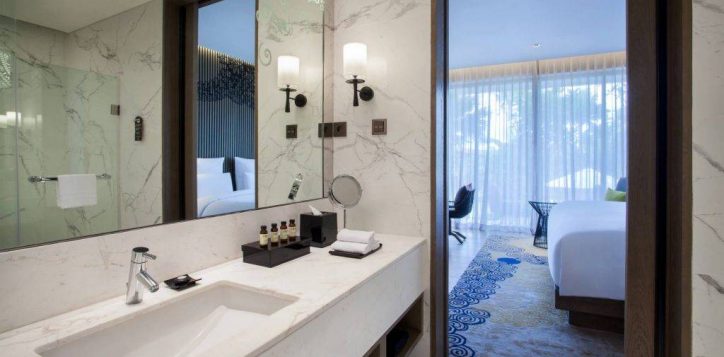 suite-bathroom-pullman-ciawi