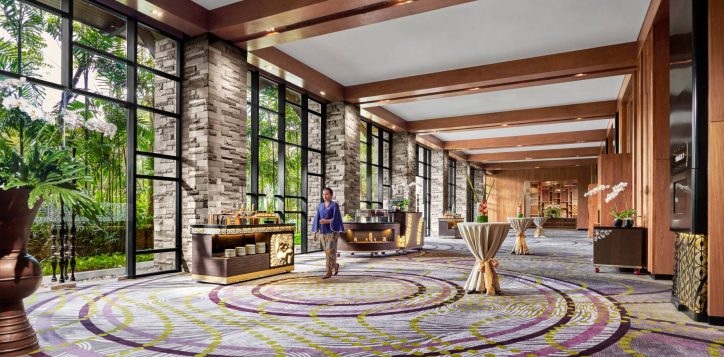 ballroom-foyer-with-model