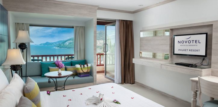 novotel-phuket-resort-room-superior-double-ocean-view-intro1-2