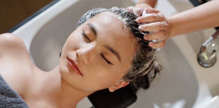 hairdresser-washing-hair-client