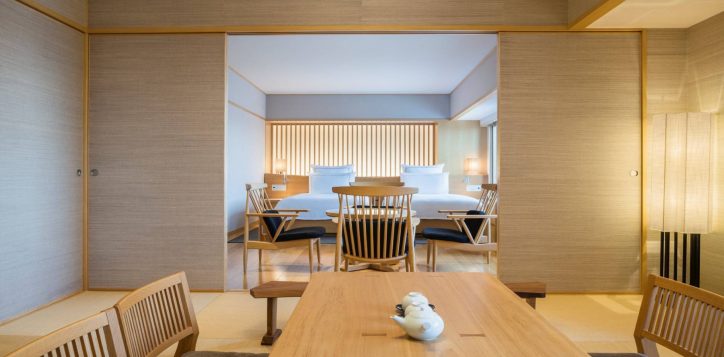 swissotel-nankai-osaka_waraku-japanese-suite_living-and-dining-area