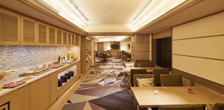 swiss_executive_lounge_night_cocktailhour_setting_01_eyelevel