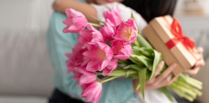 unrecognizableasiangirlhugginggrannygivinghertulipsandgift