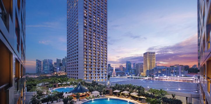 swissotel-the-stamford-swimming-pool
