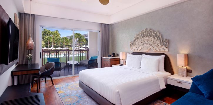 grand-mercure-bali-seminyaku-deluxe-room-king-pool-view