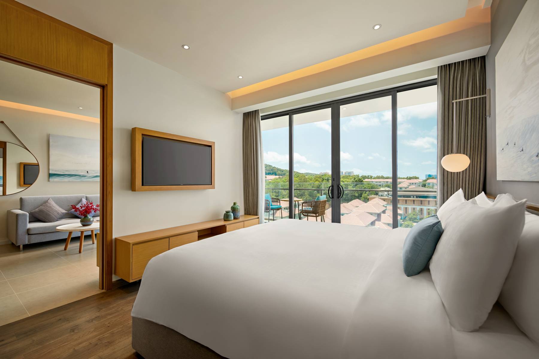superior-suite-1-king-bed-with-balcony