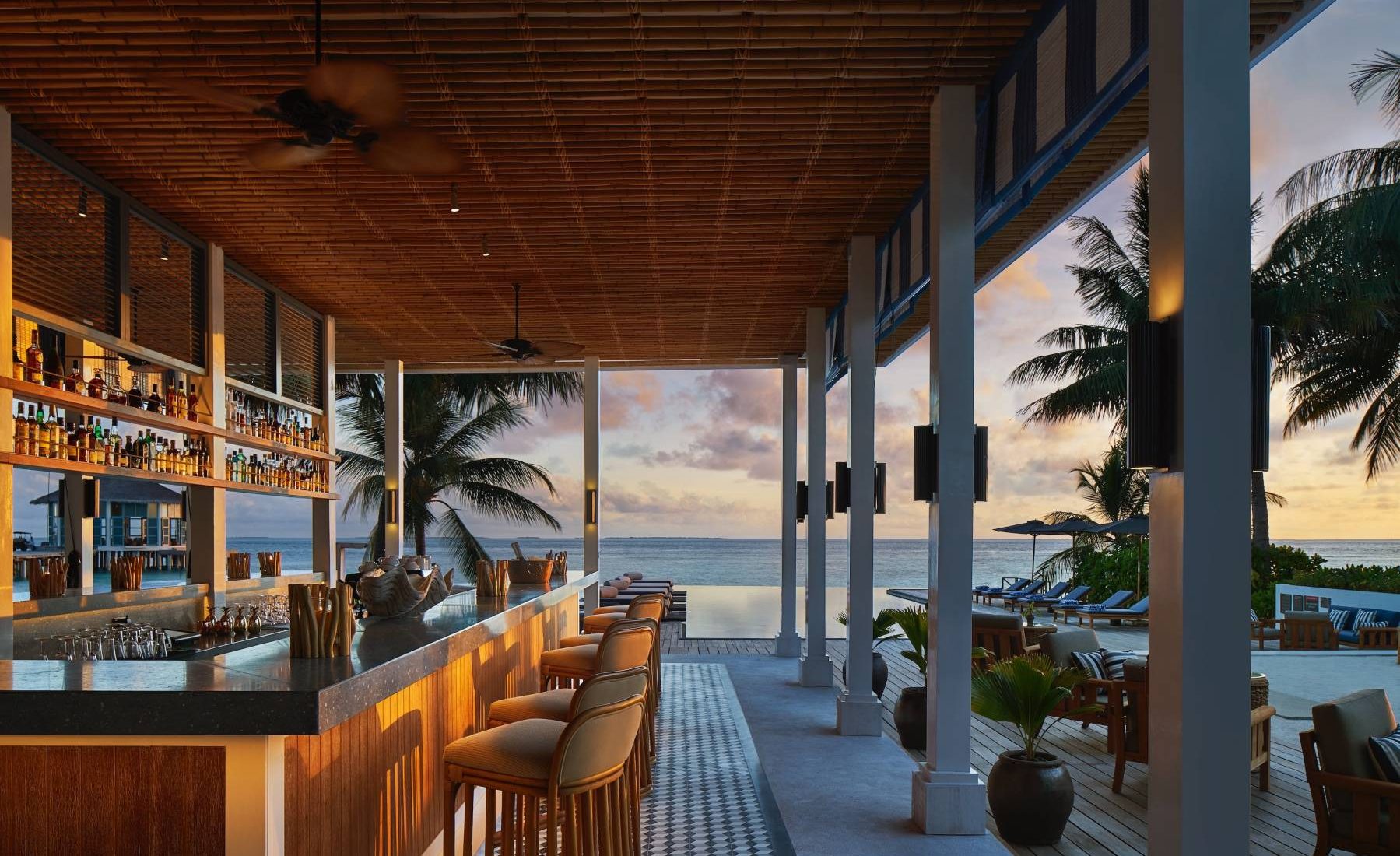 Long Bar At Raffles Maldives Meradhoo