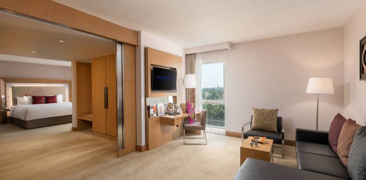 deluxe-suite-room
