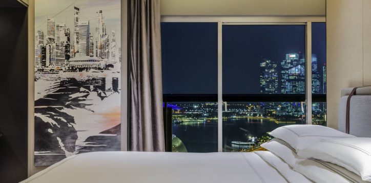 swissotel-the-stamford-hotel-harbour-view-suite-1557966