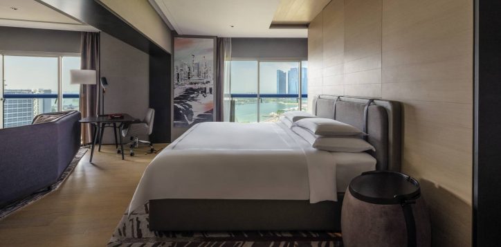 swissotel-the-stamford-hotel-harbour-view-suite-1557971