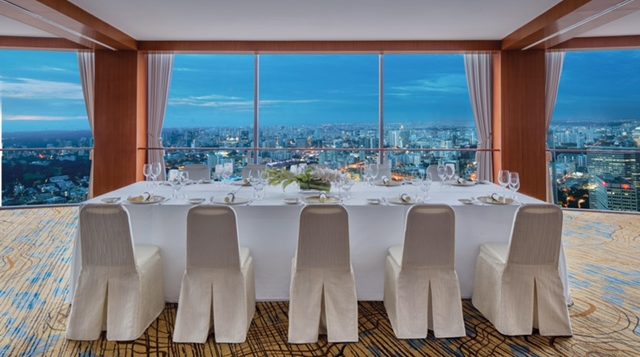skysuites_night-long-table-private-dining-2