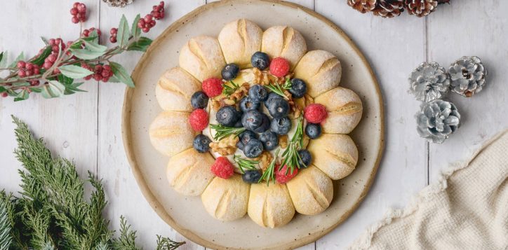 baked-camembert-cheese-wreath