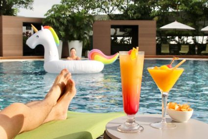 fairmont-singapore-cocktails-and-pool-425x285