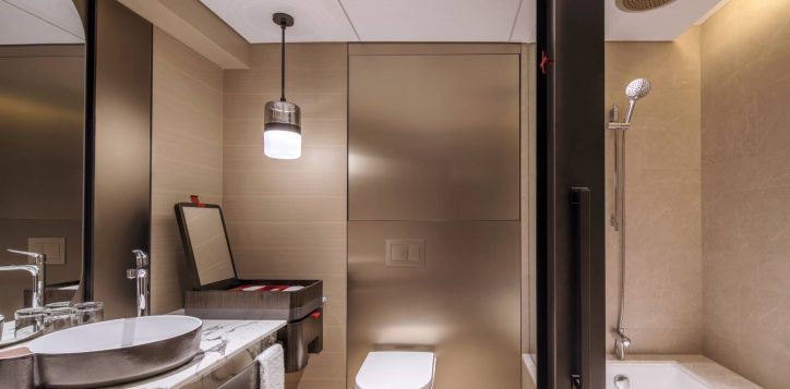 swiss-marina-bay-bathroom