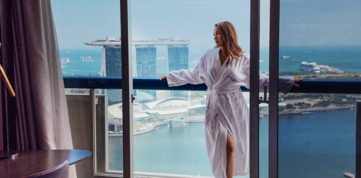 singapore-swissotel-the-stamford-balcony-city-view-woman-2023-2