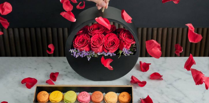 tsb-valentines-day-flowers-and-macarons-1
