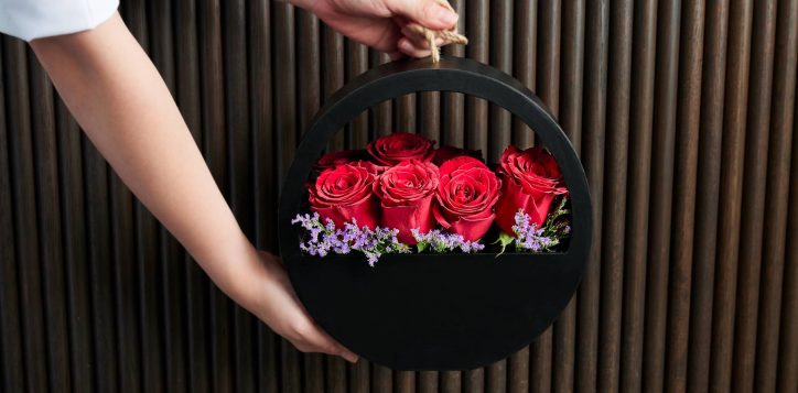 tsb-valentines-day-flowers-and-macarons-5