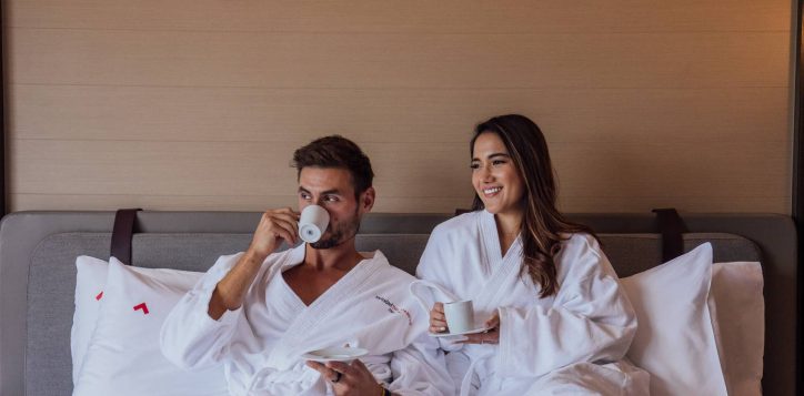 singapore-swissotel-the-stamford-room-bed-couple-2023-1-3