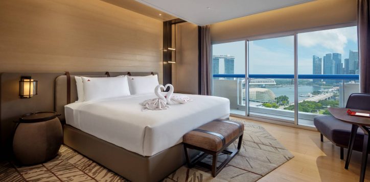 premier-marina-bay-king-couple