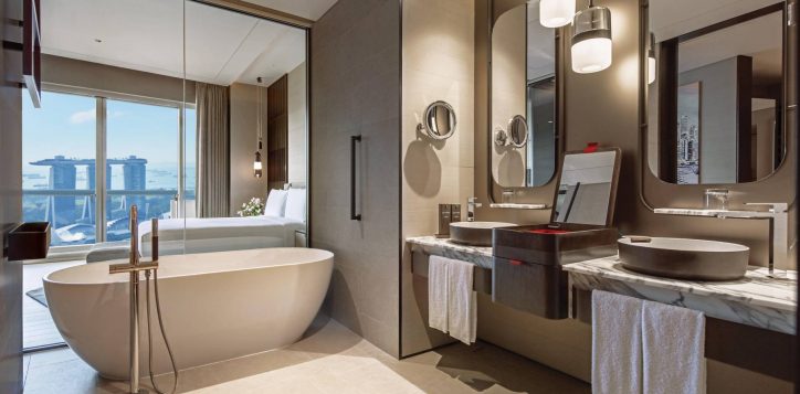 crest-marina-bay-king-room-with-mbs-view-bathroom-using-existing-shot-with-stripped-in-mbs-view