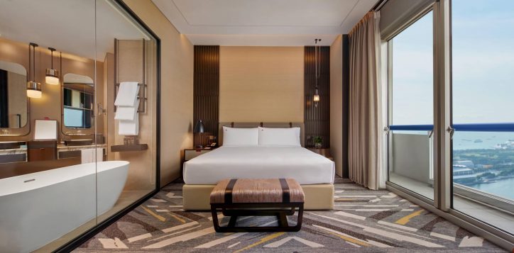 bonus-shot-crest-marina-bay-king-room-room-6454-straight-on-bed-view-with-bathroom-on-left
