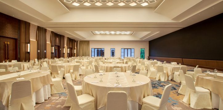 8-ballroom-round-table-angle-2-novotel-bogor-229692-min