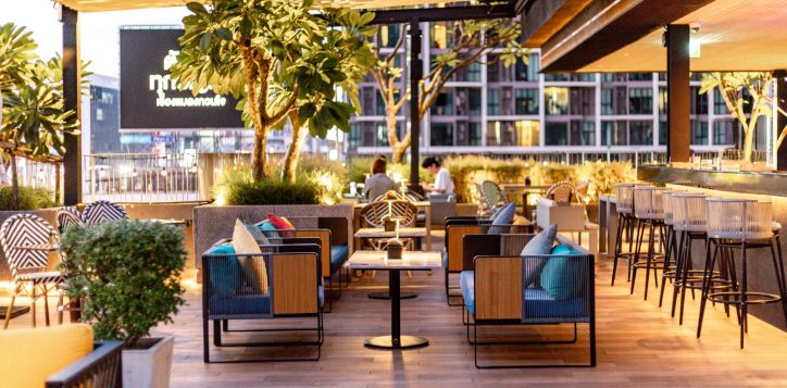 212-rooftop-bar-bar-front