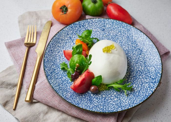 Burrato, Pesto di Cavolo Nero, Insalatina di Pomodori, Olive Leccino