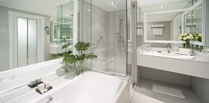 g-deluxe-room-bathroom-2