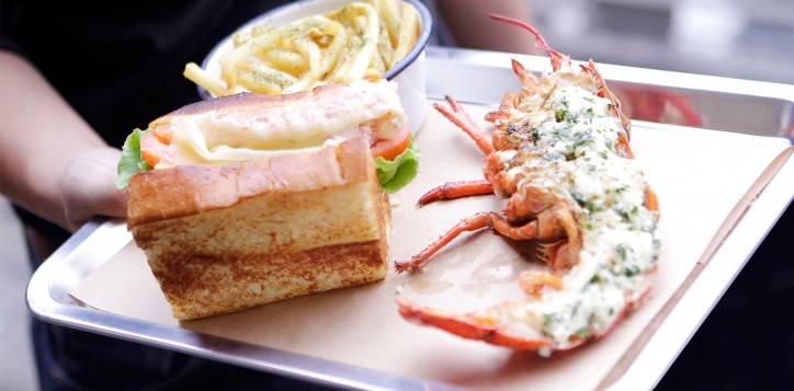 festive-lobster-roll-at-25-degrees