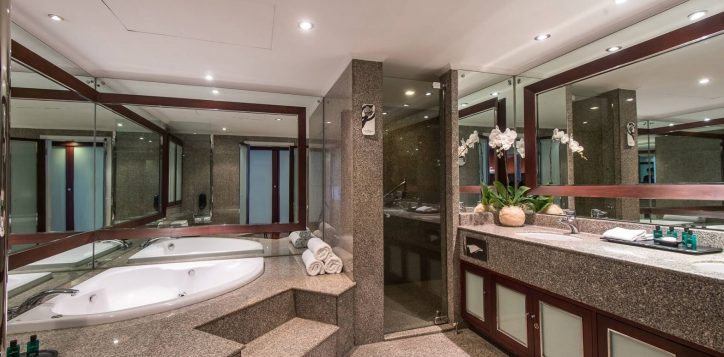 presidential-suite-bathroom