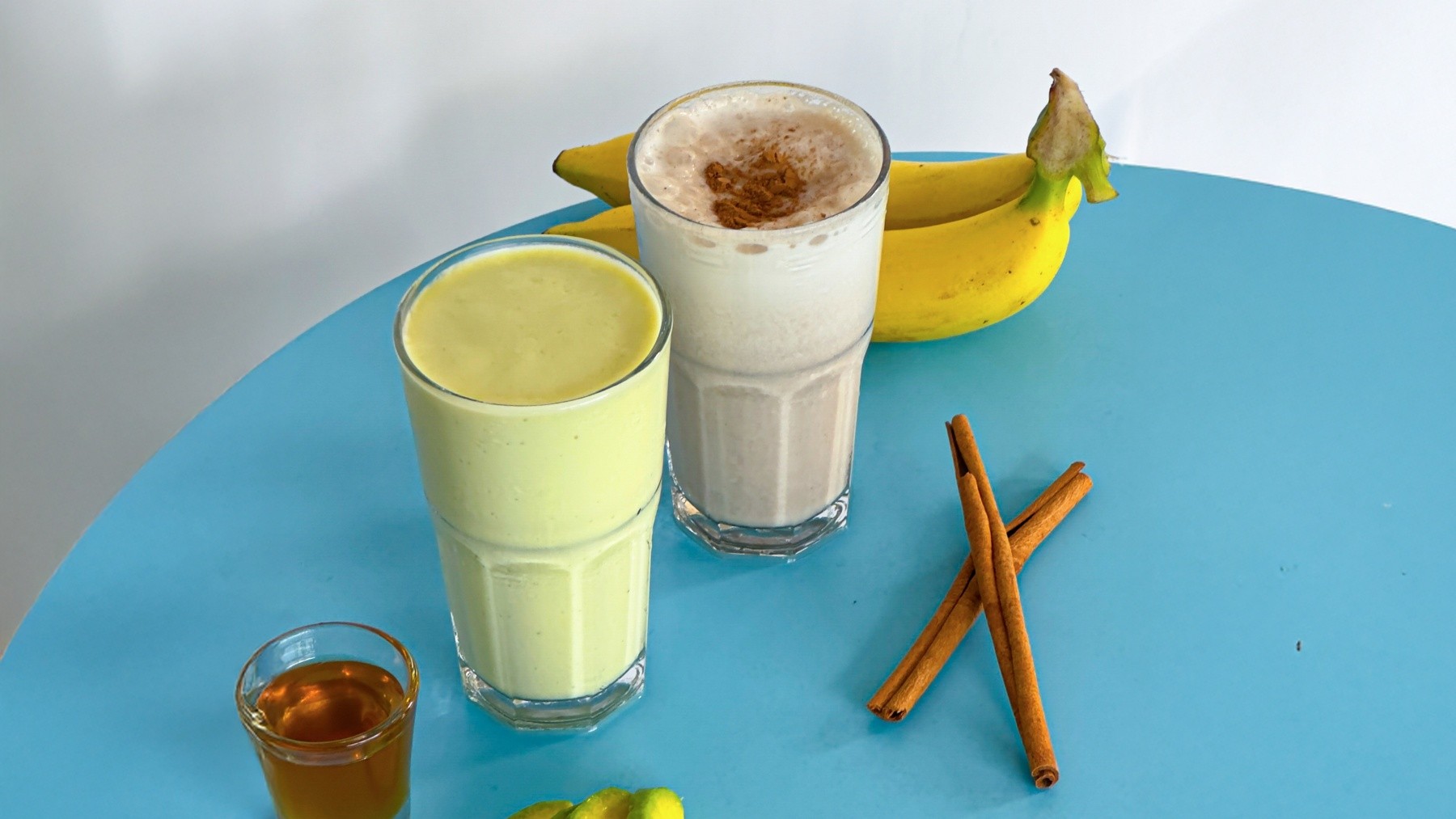 HIGH-PROTEIN SMOOTHIES AT POOL BAR