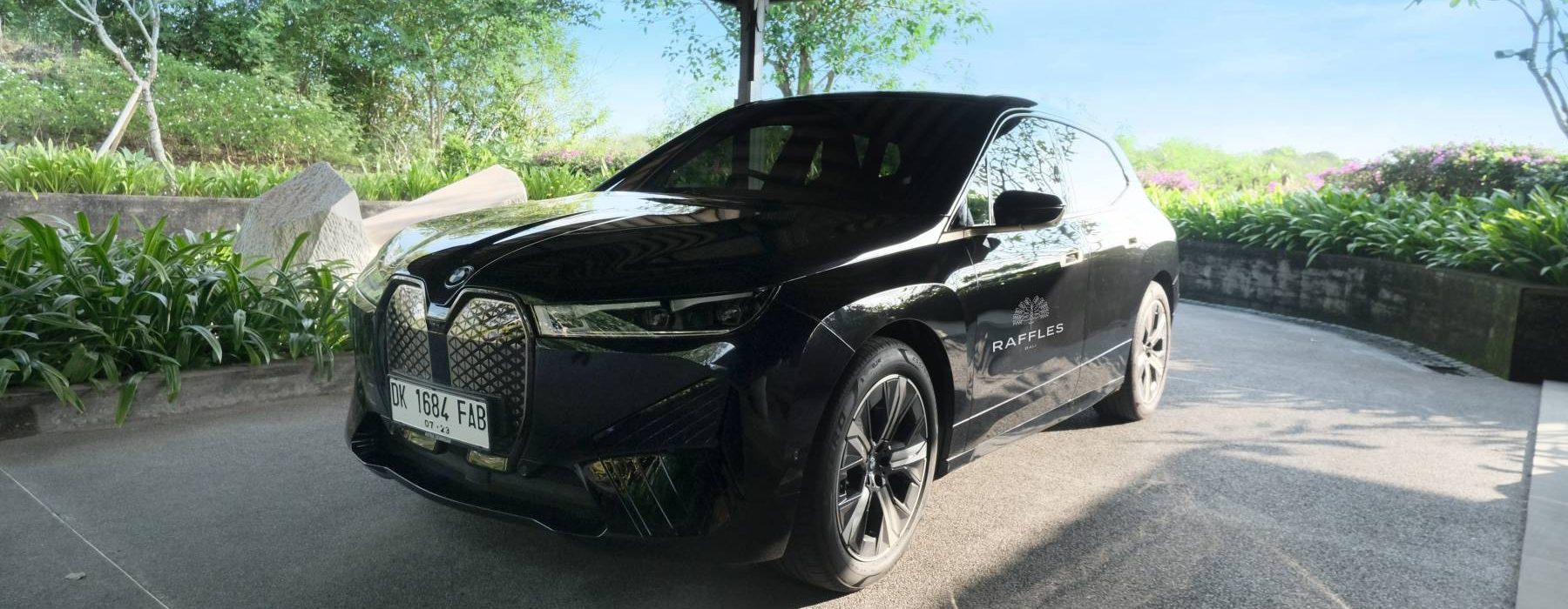 Raffles Bali - Raffles Bali Introduces BMW iX Luxury Electric Car to Drive the Sustainability Movement