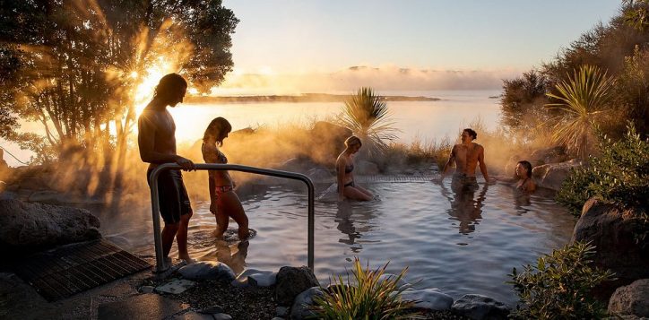 deluxe-lake-spa-lakeside