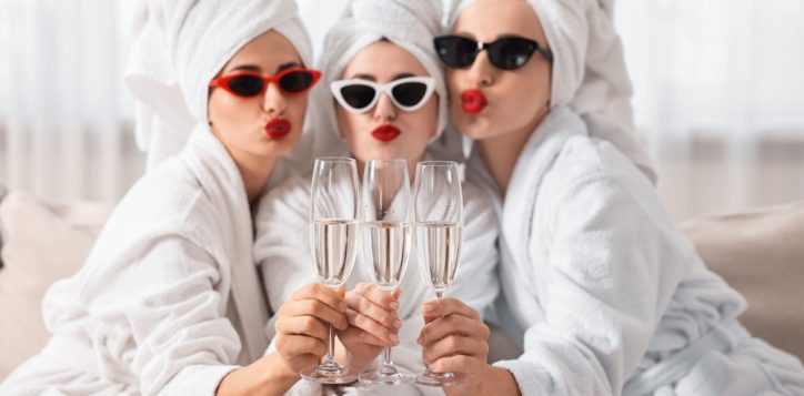 happyfriendsinbathrobeswithsunglassesandglassesofsparkling