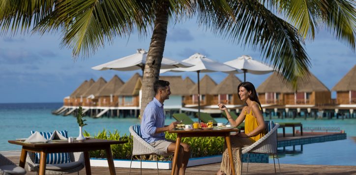 couple-having-lunch-alita-outdoor