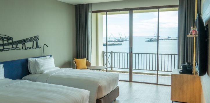 koh-si-chang-sea-view-deluxe-two-single-beds